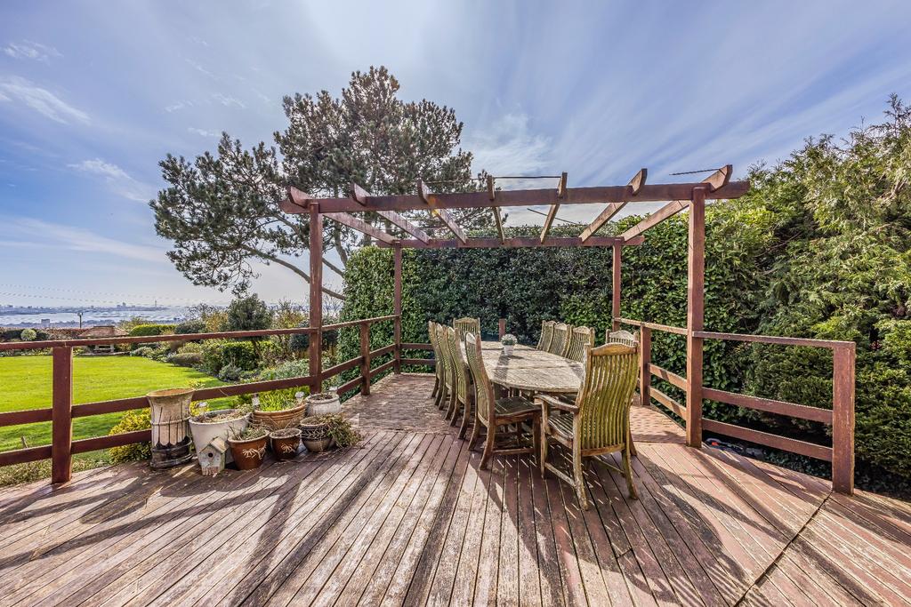 GARDEN &amp; VIEW