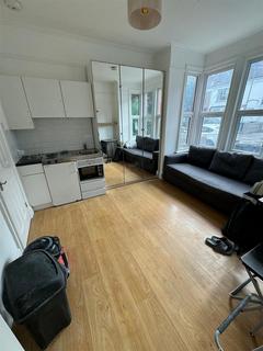 Studio to rent, Elm Grove, Cricklewood