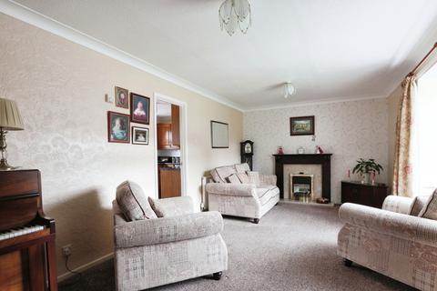 2 bedroom detached bungalow for sale, Oxenhope Road, Hull, HU6 7BZ