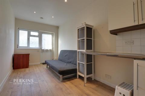 Studio to rent, Greenford, UB6