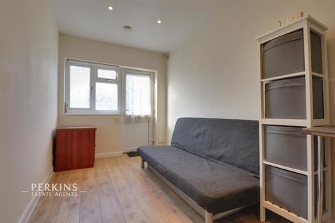 Studio to rent, Greenford, UB6