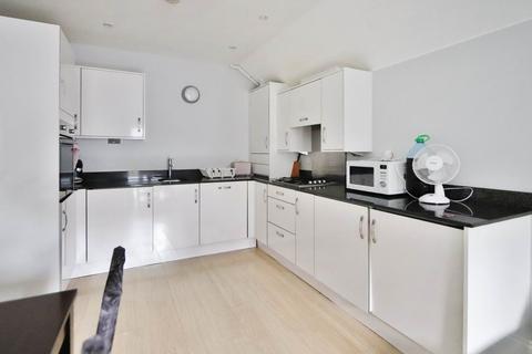 2 bedroom flat to rent, Alric Avenue, New Malden