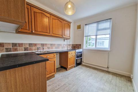 1 bedroom maisonette to rent, The Parade, Claygate, KT10