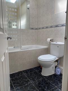 2 bedroom flat to rent, Ballards Lane, London, N3