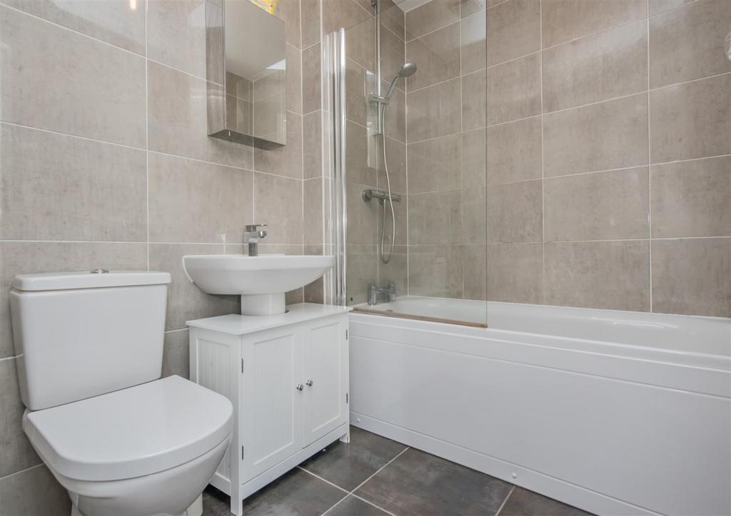 En-suite Bathroom / WC: