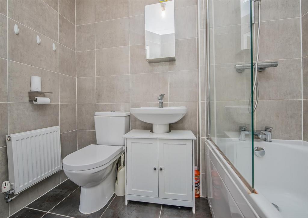 En-suite Bathroom / WC: