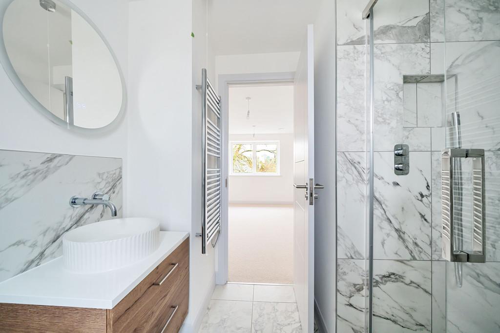 En suite to principal bedrooms