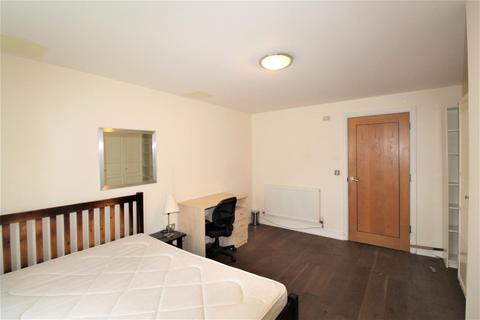 2 bedroom flat to rent, Newport Avenue, London