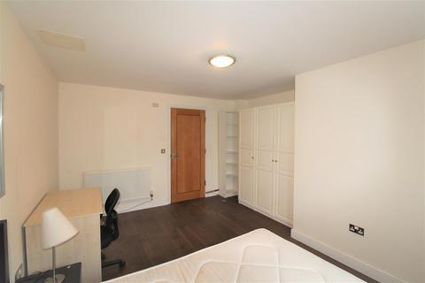 2 bedroom flat to rent, Newport Avenue, London