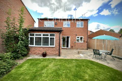 17 Rixon Close, George Green, Slough, SL3 6RH