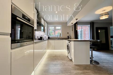 17 Rixon Close, George Green, Slough, SL3 6RH