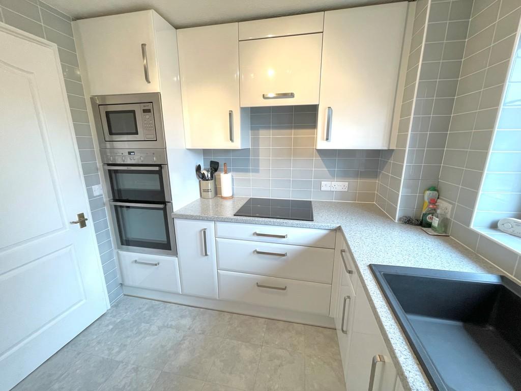 2 Barton Court Kitchen 2