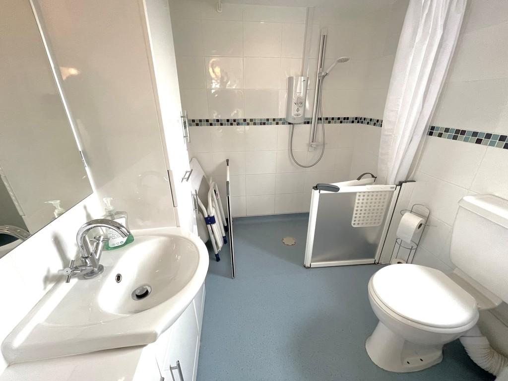 2 Barton Court en Suite Wet Room