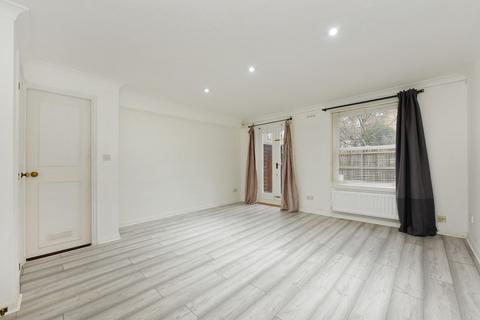 2 bedroom maisonette to rent, Victoria Park Road, London E9