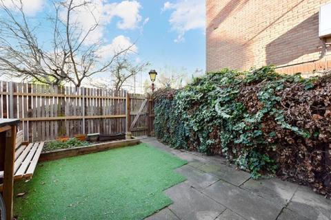 2 bedroom maisonette to rent, Victoria Park Road, London E9