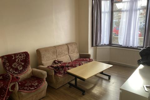 3 bedroom terraced house to rent, Balfour Road, Southall