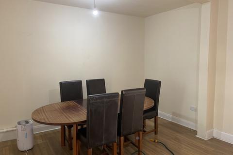 3 bedroom terraced house to rent, Balfour Road, Southall