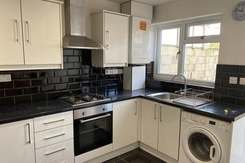 3 bedroom terraced house to rent, Balfour Road, Southall