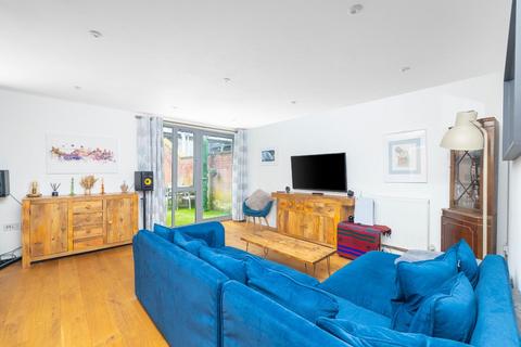 24 Bath Buildings, Bristol, BS6 5BE