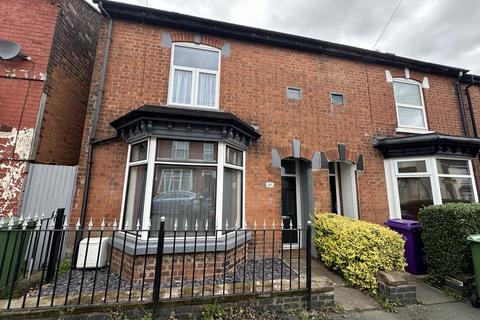 4 bedroom terraced house to rent, Rayleigh Road WV3