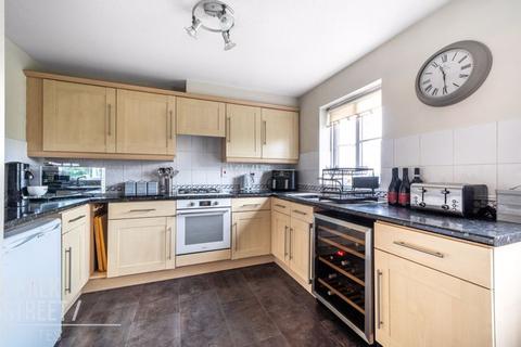 102 Bancroft Chase, Hornchurch, RM12 4DR