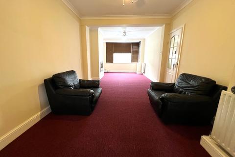 3 bedroom terraced house to rent, Lawns Crescent, Grays RM17