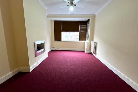 3 bedroom terraced house to rent, Lawns Crescent, Grays RM17