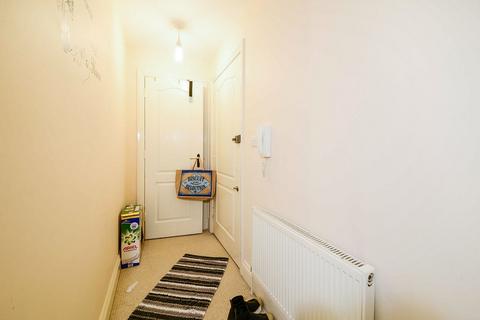 1 bedroom flat to rent, Harwoods Road, Watford WD18