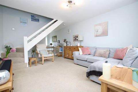 2 bedroom terraced house to rent, Groombridge Way, Horsham