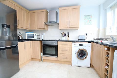 2 bedroom terraced house to rent, Groombridge Way, Horsham