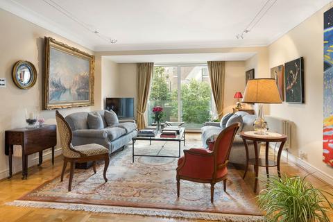 22 Victoria Road, London, W8 5RG