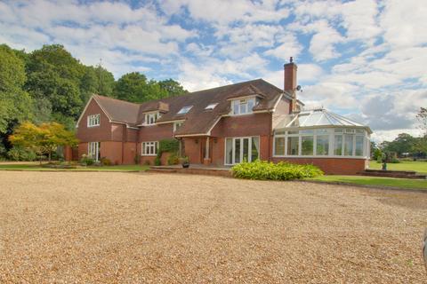 5 bedroom detached house to rent, Bunns Lane, Denmead, Waterlooville