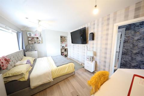 172 5th Avenue, Hull, HU6 8EA