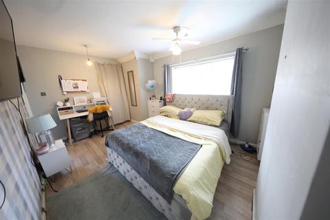 172 5th Avenue, Hull, HU6 8EA