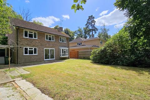 3 bedroom detached house to rent, Milton Mount Avenue, Crawley, West Sussex. RH10 3DP