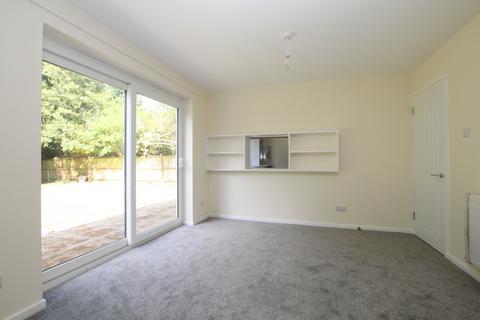 3 bedroom detached house to rent, Milton Mount Avenue, Crawley, West Sussex. RH10 3DP