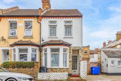 3 bedroom end of terrace house for sale, North Road, Westcliff-On-Sea