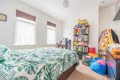 3 bedroom end of terrace house for sale, North Road, Westcliff-On-Sea