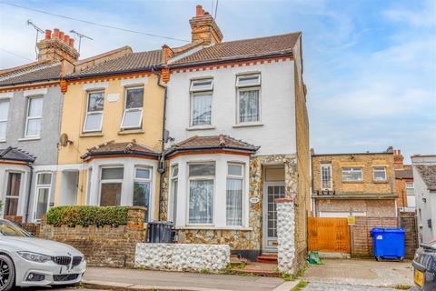 3 bedroom end of terrace house for sale, NORTH ROAD, Westcliff-On-Sea