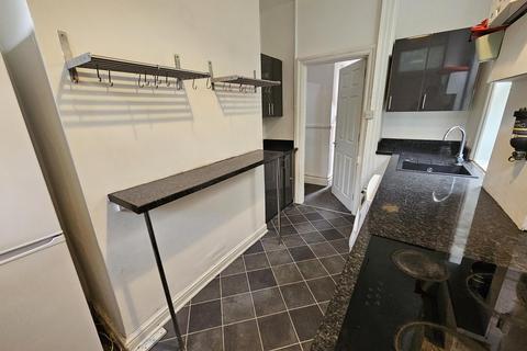 3 bedroom house to rent, Ash Road, Leeds