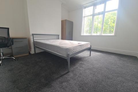 3 bedroom house to rent, Ash Road, Leeds