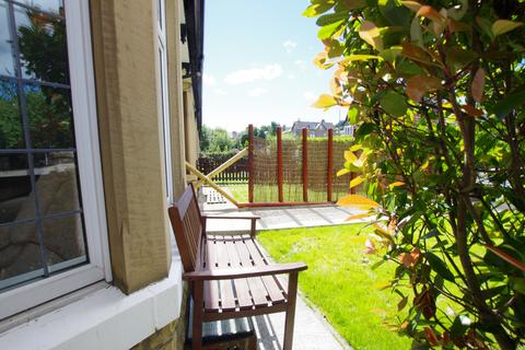 5 bedroom terraced house to rent, Bradford Road, Shipley, BD18 3TP