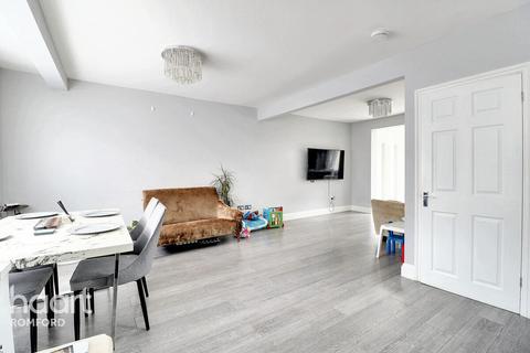 3 bedroom end of terrace house for sale, The Drive, Romford