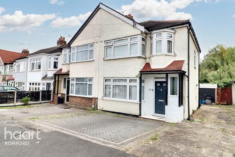 3 bedroom end of terrace house for sale, The Drive, Romford