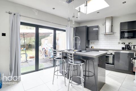 50 The Drive, Collier Row, Romford, RM5 3TR