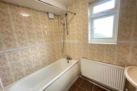 3 bedroom semi-detached house to rent, The Fairway, Wembley HA0