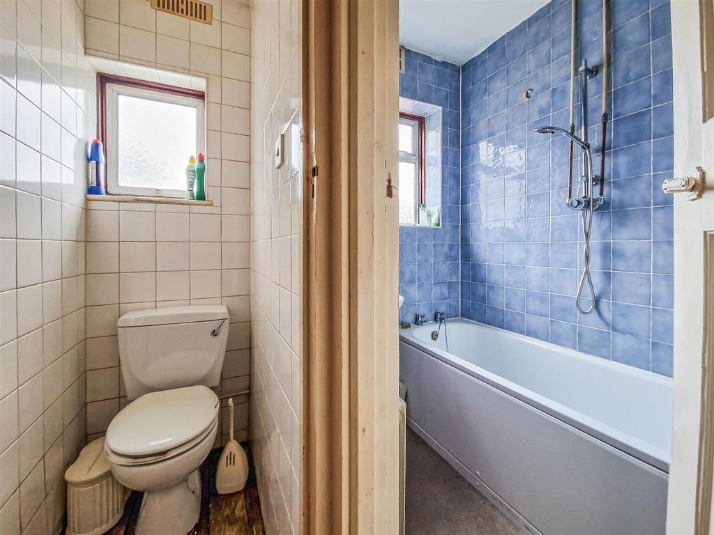Bathroom &amp; separate w.c