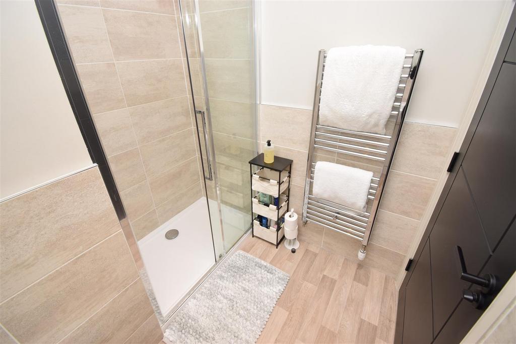 En suite shower room (2).jpg