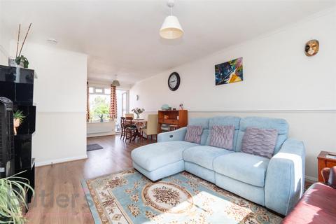 2 bedroom maisonette to rent, Benhill Wood Road, Sutton