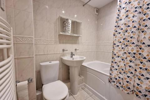 2 bedroom flat to rent, Dominion Close, Hounslow, TW3